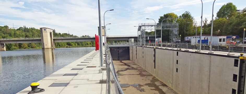 Empty pumped sluice chamber with rope impact protection system and caulking gates